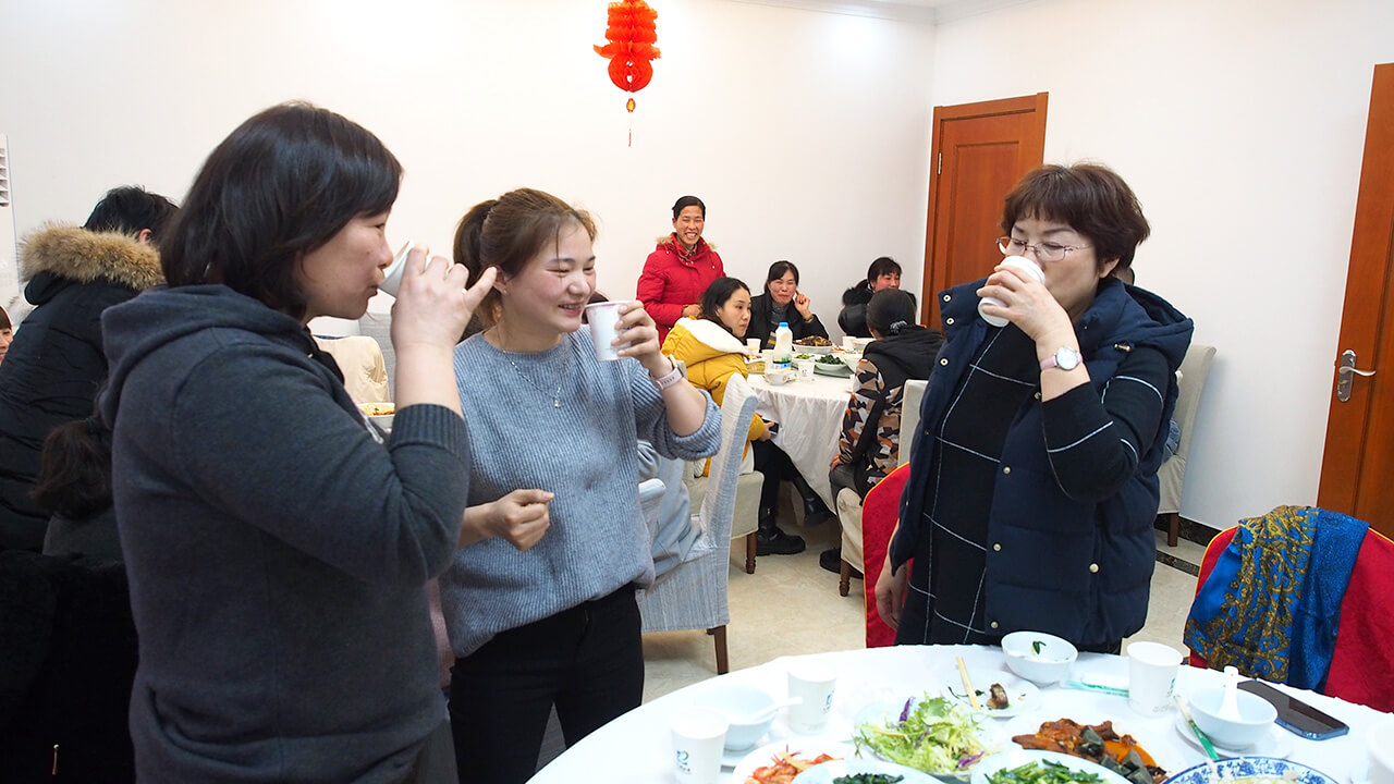 就地過年一樣溫暖，劉潭服裝廠請外地留宿職工吃年夜飯