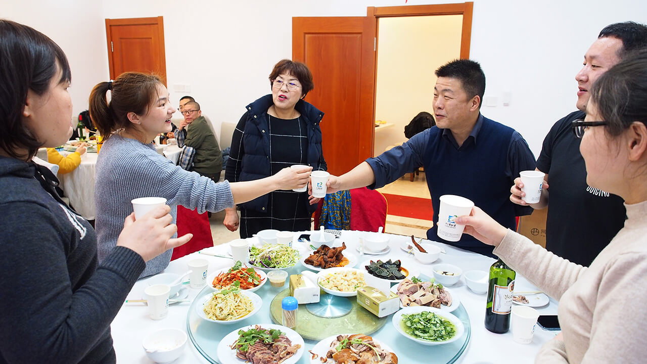 就地過年一樣溫暖，劉潭服裝廠請外地留宿職工吃年夜飯