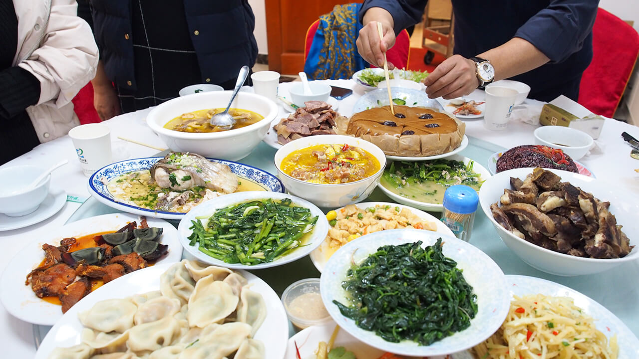 就地過年一樣溫暖，劉潭服裝廠請外地留宿職工吃年夜飯