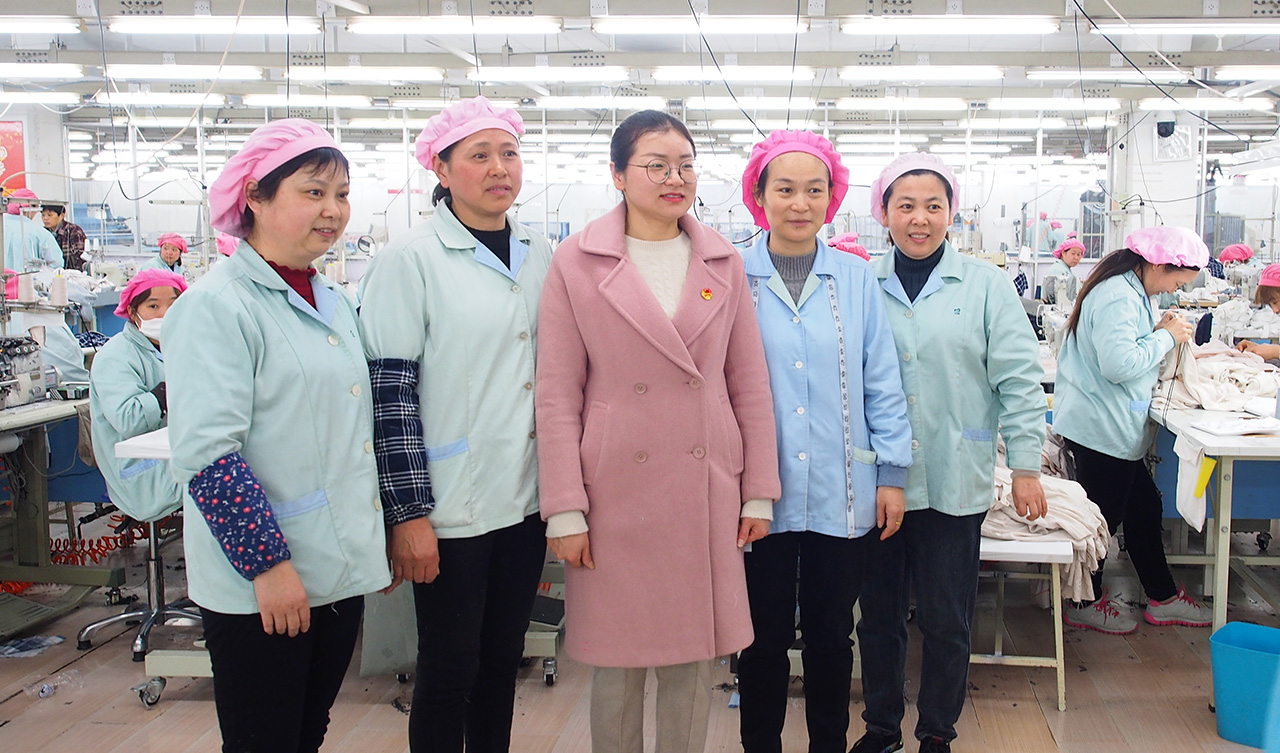 梁溪區(qū)婦聯(lián)到劉潭服裝廠進行“3.8國際婦女節(jié)”宣傳短片拍攝