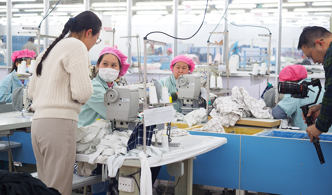 梁溪區(qū)婦聯(lián)到劉潭服裝廠進行“3.8國際婦女節(jié)”宣傳短片拍攝