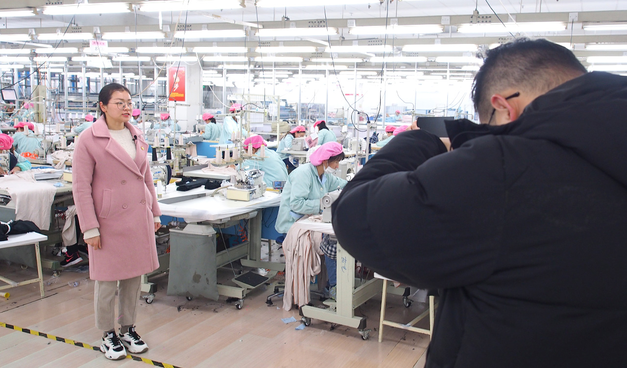 梁溪區(qū)婦聯(lián)到劉潭服裝廠進行“3.8國際婦女節(jié)”宣傳短片拍攝