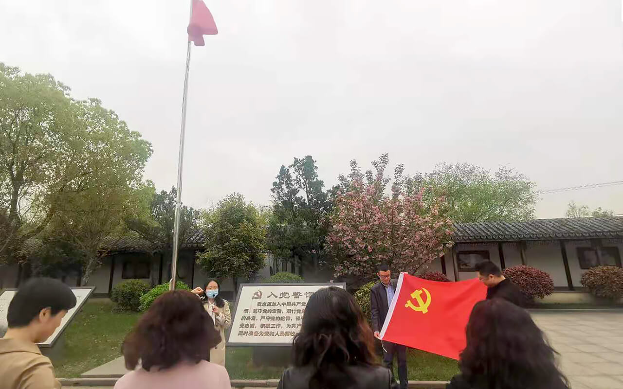 劉潭服裝廠黨員參觀新四軍六師部舊址紀念館 