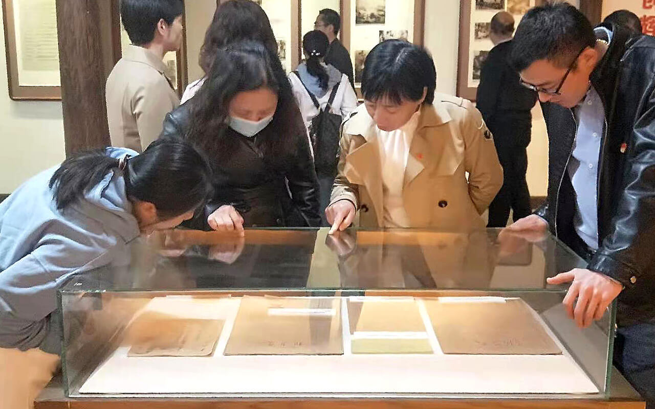 劉潭服裝廠黨員參觀新四軍六師部舊址紀念館 