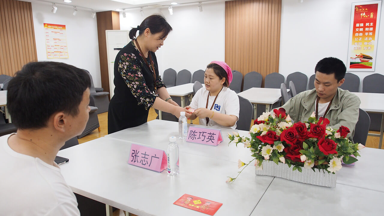 劉潭服裝廠先進(jìn)員工座談會(huì)