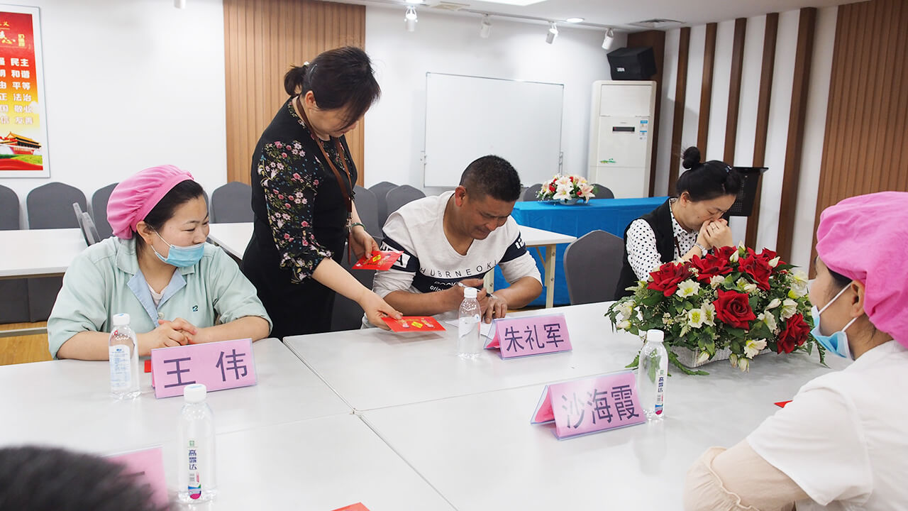 劉潭服裝廠先進(jìn)員工座談會(huì)