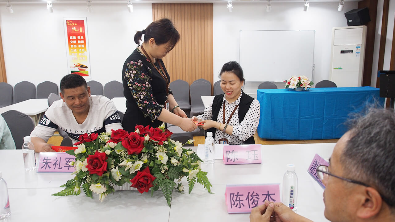 劉潭服裝廠先進(jìn)員工座談會(huì)