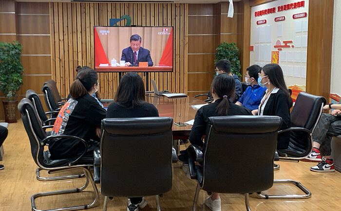 劉潭服裝廠組織收看慶祝共青團(tuán)成立100周年大會(huì)
