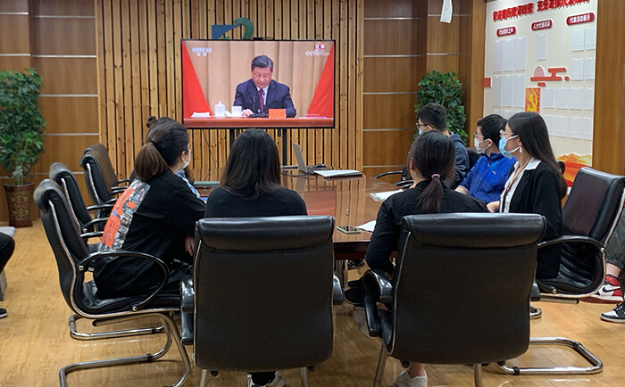 劉潭服裝組織收看共青團成立100周年大會