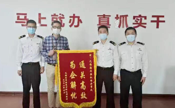 一封劉潭服裝廠致無錫海關(guān)駐機場辦事處的感謝信