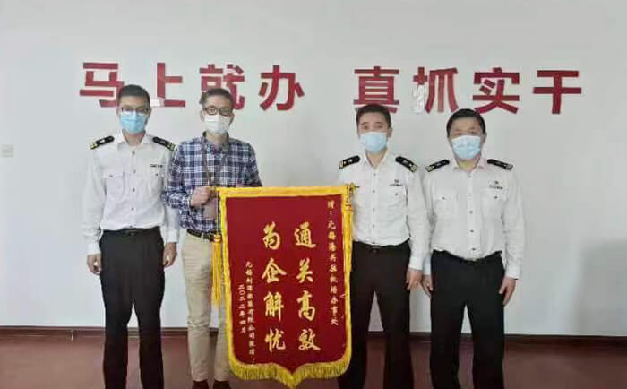 一封劉潭服裝廠致無錫海關(guān)駐機(jī)場(chǎng)辦事處的感謝信