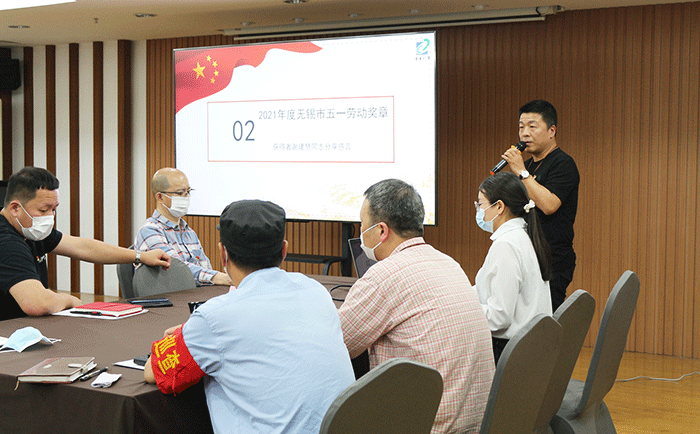 劉潭服裝廠組織學(xué)習(xí)“五一勞動獎?wù)?rdquo;先進(jìn)事跡