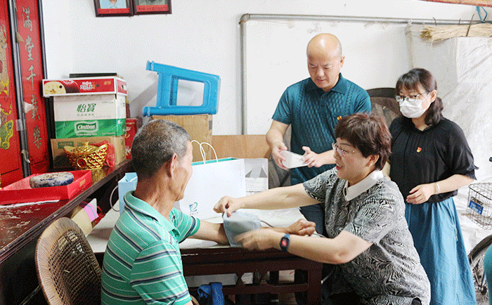 走訪寄真情——劉潭服裝錢總慰問孤寡老人