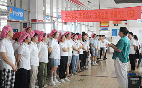 劉潭服裝為員工講解門鈴碼的注意事項(xiàng)