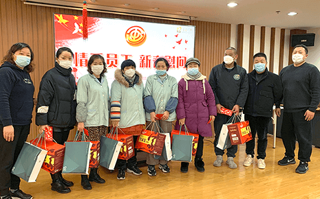 歲寒情深送溫暖，劉潭服裝慰問困難職工