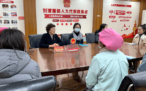 梁溪區(qū)人大代表劉潭服裝董事長錢玉萍向選民述職會