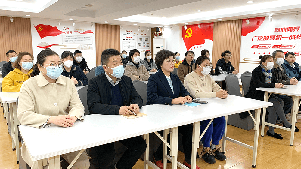 劉潭服裝學(xué)習(xí)貫徹會(huì)議精神