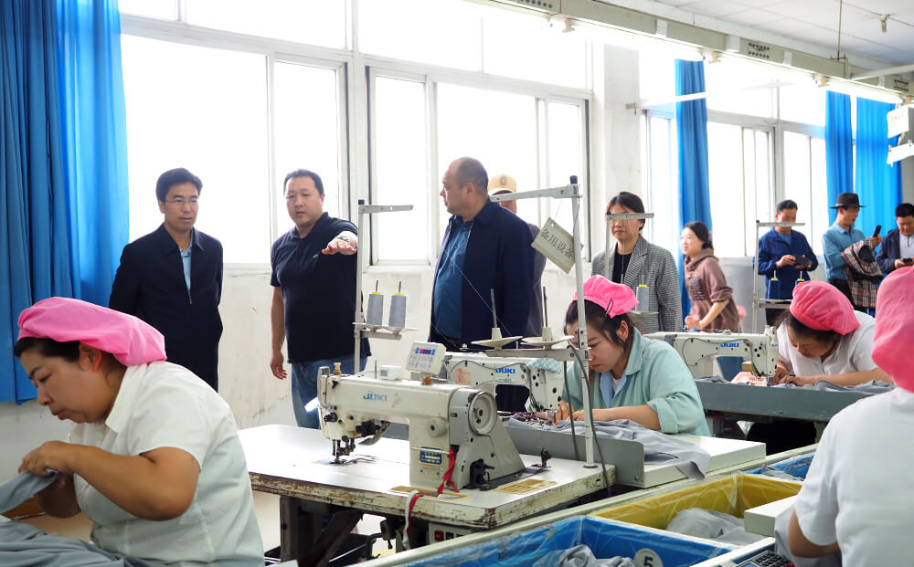 熱烈歡迎道幃鄉(xiāng)黨政代表團蒞臨劉潭服裝調(diào)研指導