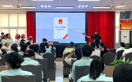 劉潭服裝：加強(qiáng)安全生產(chǎn)意識(shí)，提升現(xiàn)場(chǎng)管理水平