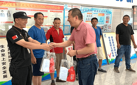 點滴關(guān)懷潤人心：感謝街道領(lǐng)導(dǎo)到劉潭服裝送清涼