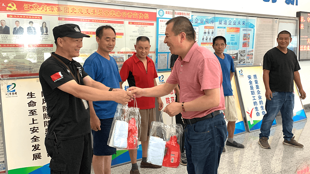 街道領(lǐng)導(dǎo)到劉潭服裝送清涼