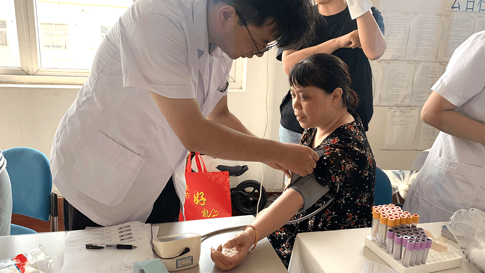 劉潭服裝家醫(yī)進(jìn)企業(yè)