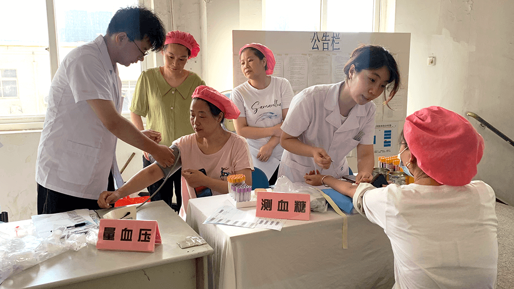 劉潭服裝家醫(yī)進(jìn)企業(yè)