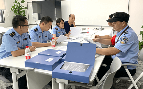區(qū)應(yīng)急管理局和街道應(yīng)急辦對(duì)劉潭服裝開展安全大檢查