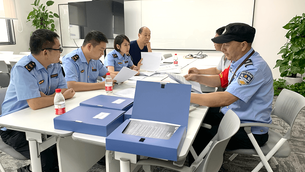 區(qū)應急管理局和街道應急辦對劉潭服裝開展安全大檢查