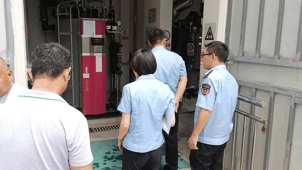 區(qū)應急管理局和街道應急辦對劉潭服裝開展安全大檢查