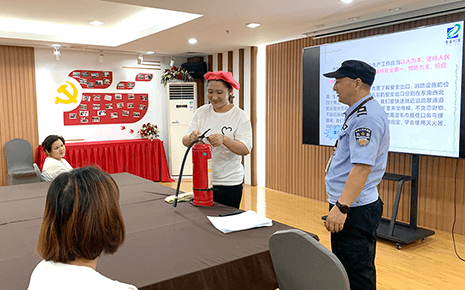 劉潭服裝為企業(yè)新員工開展崗前安全培訓(xùn)