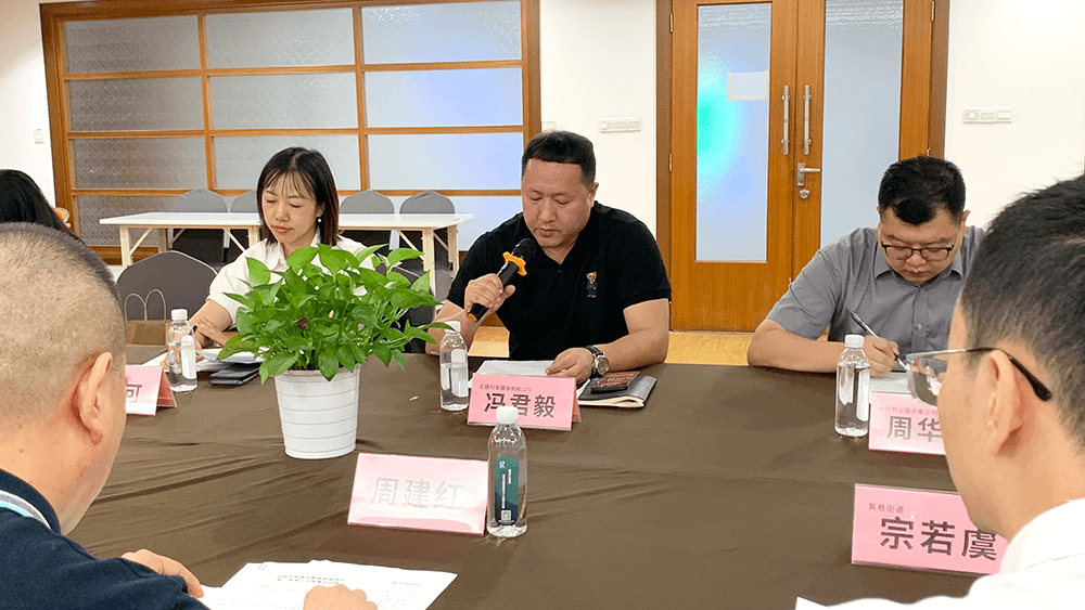劉潭服裝總經(jīng)理馮君毅當(dāng)選黃巷街道商會(huì)理事會(huì)會(huì)長