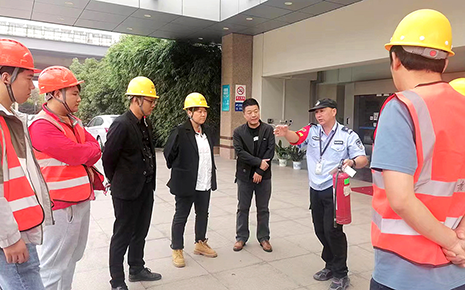 劉潭服裝對外來施工人員進(jìn)行安全操作培訓(xùn)