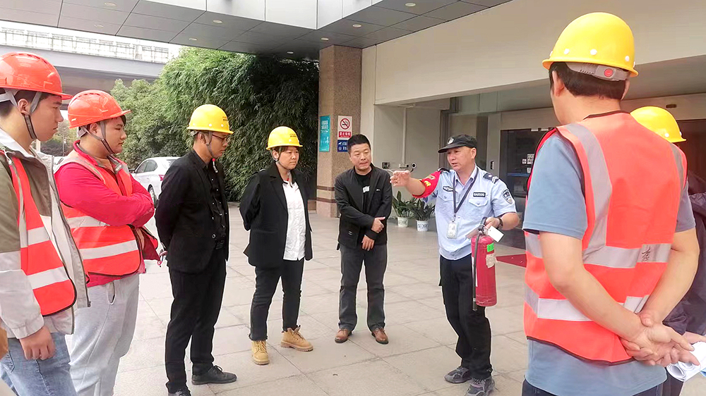 劉潭服裝對外來施工人員進(jìn)行安全操作培訓(xùn)