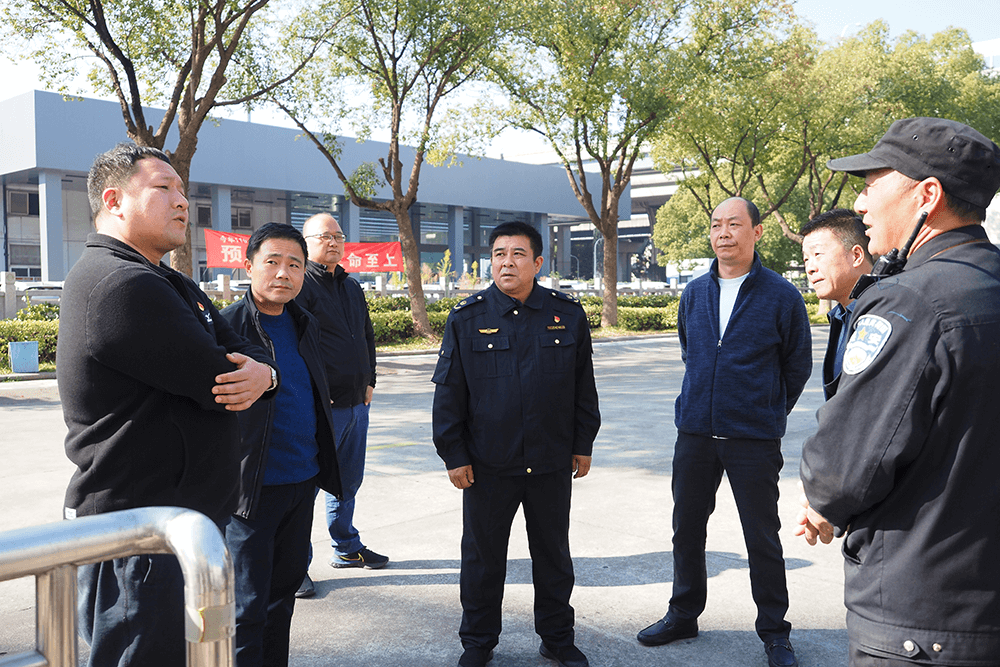 區(qū)領(lǐng)導帶隊到劉潭服裝開展消防安全專項檢查