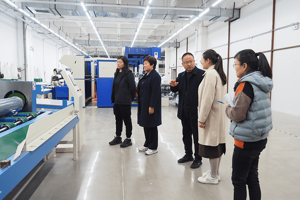 清豐縣工信局領導到劉潭服裝參觀指導工作