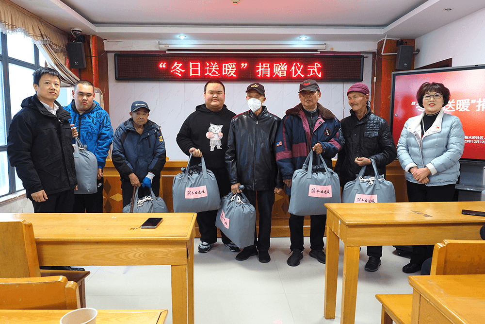 區(qū)人大代表劉潭服裝董事長(zhǎng)錢(qián)玉萍接待選民并捐贈(zèng)暖被