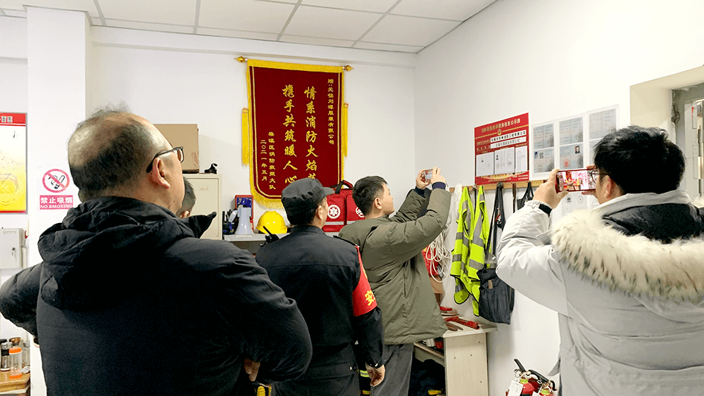 市安全生產(chǎn)督導(dǎo)組對(duì)劉潭服裝開(kāi)展安全生產(chǎn)檢