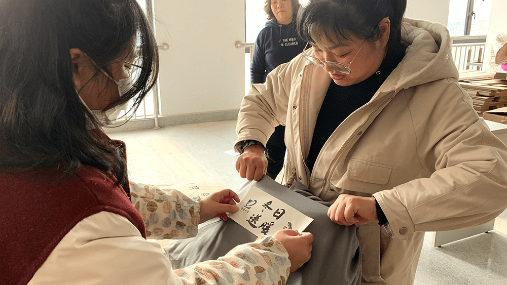 劉潭服裝持續(xù)開展冬日送暖、愛心捐贈活動