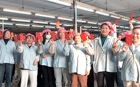 劉潭服裝：派發(fā)開門紅包，新的一年“龍”重開始