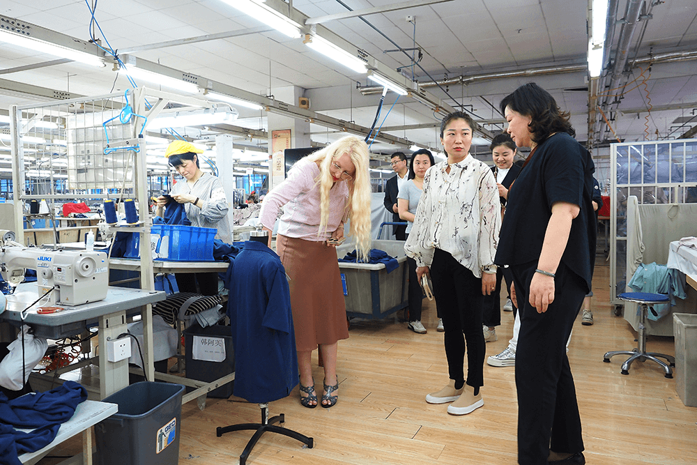 熱烈歡迎區(qū)商務局到劉潭服裝開展走訪調(diào)研
