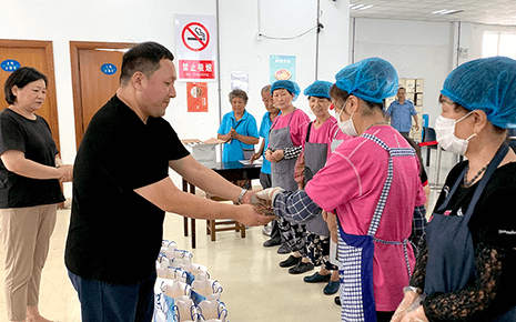“食堂有愛，夏送清涼”劉潭服裝開展食堂高溫慰問活動