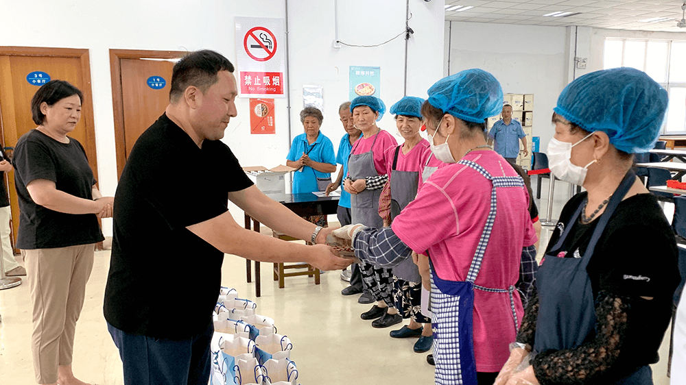 劉潭服裝開展食堂高溫慰問活動
