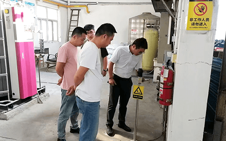 街道應(yīng)急辦到劉潭服裝進(jìn)行電氣線路安全檢查