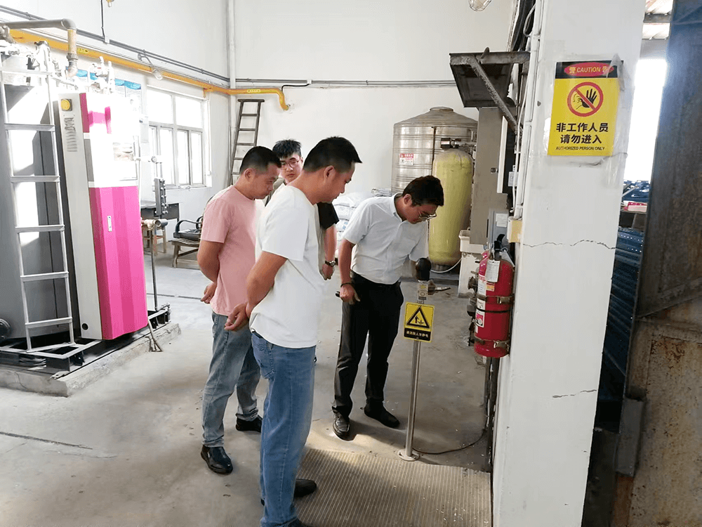 街道應(yīng)急辦到劉潭服裝進行電氣線路安全檢查
