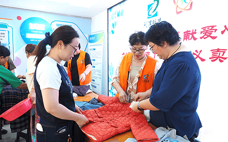 人大代表獻(xiàn)愛心——?jiǎng)⑻斗b到社區(qū)開展惠民義賣活動(dòng)