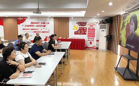 劉潭服裝：學(xué)習(xí)榜樣精神，汲取榜樣力量