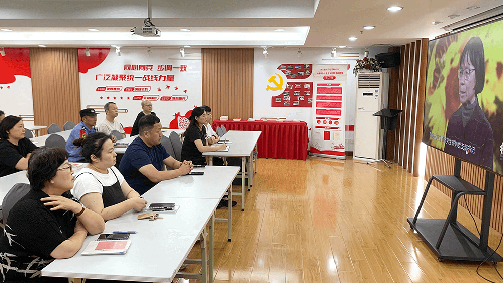 劉潭服裝：學(xué)習(xí)榜樣精神，汲取榜樣力量
