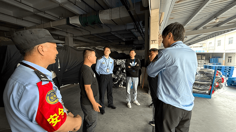 區(qū)應(yīng)急管理局到劉潭服裝開(kāi)展消防安全檢查