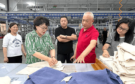 劉潭服裝領導層視察車間現(xiàn)場：聚焦成果與展望未來